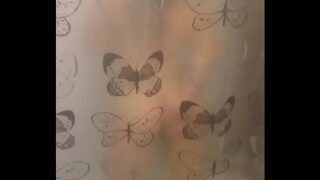 Chilena disfruta de una ducha caliente