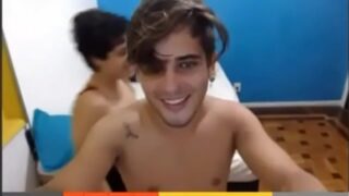 DUDA HUGNEN COLOCANDO O PAU GOSTOSO TODO NA BOCA
