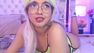 Marti-luv nude on webcam in her Live Sex Chat Room