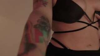 Hollyshiit nude on webcam in her Live Sex Chat Room