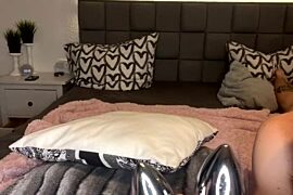 LizaRoxx nude strip on cam for live porn video chat