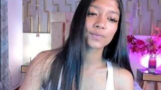 Vinalyh nude on cam in her Live Sex Chat Room