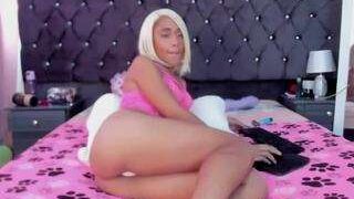 juliasweehot nude on cam in her Live Sex Chat Room