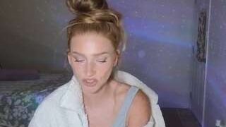 Goddess Kelli nude on cam in her Live Sex Chat Room